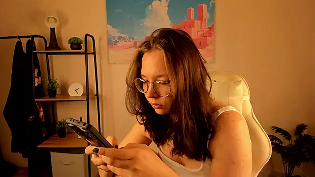 Nuura Moore online show from 10/09/25, 01:03