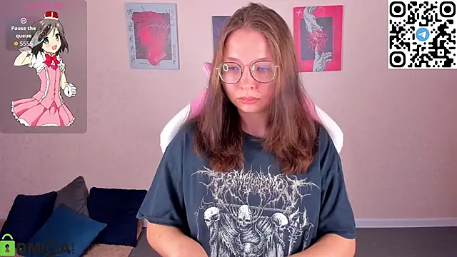 Nuura Moore online show from 11/12/25, 01:06