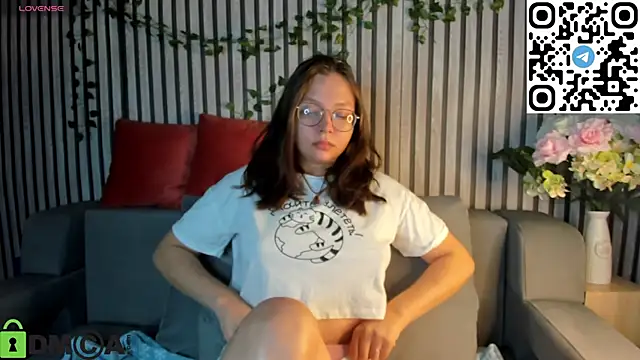 Nuura Moore online show from 11/19/25, 01:05