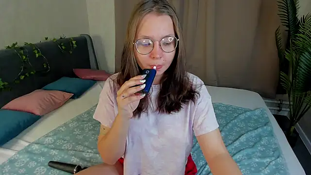 Nuura Moore online show from 11/27/25, 01:29