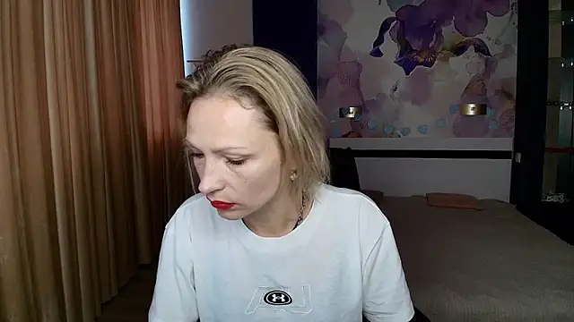 AlinaMoor online show from 10/18/25, 05:43