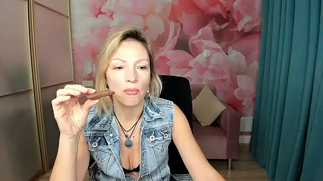 AlinaMoor online show from 12/01/25, 06:40