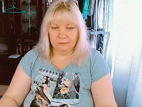 Snapshot of DiamondNata chatting on 10/17/25, 10:40 DiamondNata online show from 10/17/25, 10:40