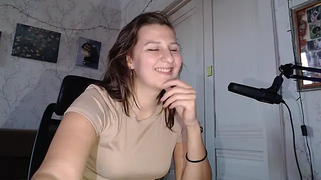 Snapshot of EveVisconti chatting on 10/18/25, 02:18 EveVisconti online show from 10/18/25, 02:18