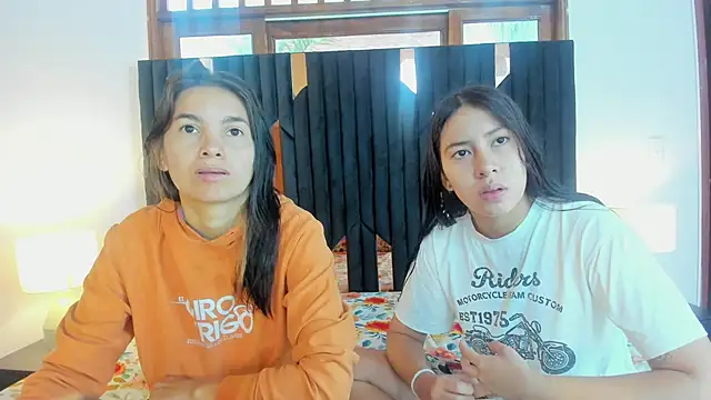Snapshot of Sofy_and_Mia chatting on 10/08/25, 12:47 Sofy and Mia online show from 10/08/25, 12:47