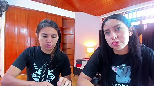 Snapshot of Sofy_and_Mia chatting on 10/10/25, 12:37 Sofy and Mia online show from 10/10/25, 12:37