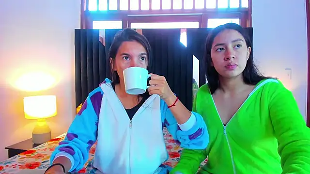 Snapshot of Sofy_and_Mia chatting on 10/18/25, 12:50 Sofy and Mia online show from 10/18/25, 12:50
