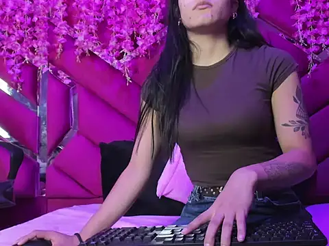 Snapshot of Gisell_Squirt_ chatting on 10/23/25, 12:04 Gisell Squirt online show from 10/23/25, 12:04