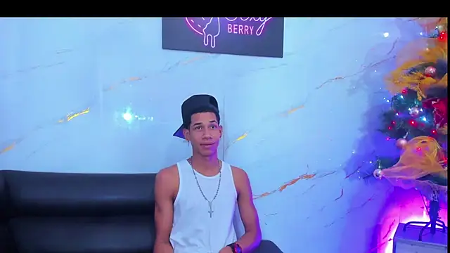 Snapshot of Little_nicoll chatting on 11/28/25, 10:45 Little nicoll online show from 11/28/25, 10:45