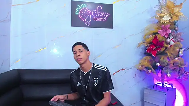 Snapshot of Little_nicoll chatting on 12/14/25, 10:36 Little nicoll online show from 12/14/25, 10:36