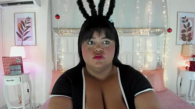 LunaaBlaze online show from 12/19/25, 05:31