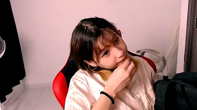 Snapshot of EmuOtori chatting on 01/06/26, 12:20 EmuOtori online show from 01/06/26, 12:20