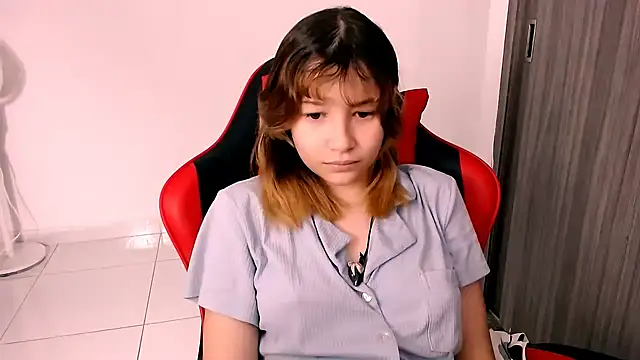 Snapshot of EmuOtori chatting on 01/10/26, 12:18 EmuOtori online show from 01/10/26, 12:18