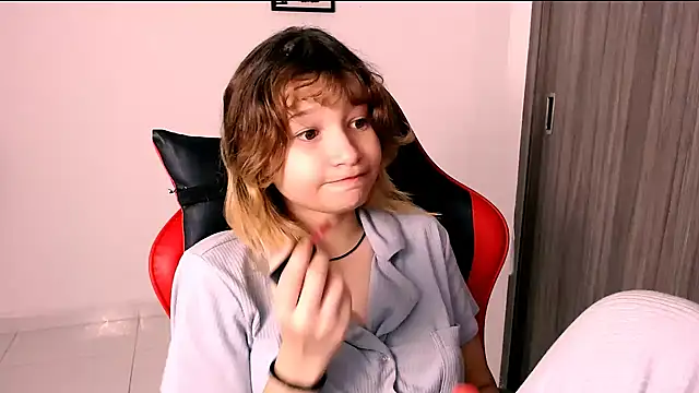 Snapshot of EmuOtori chatting on 01/14/26, 12:44 EmuOtori online show from 01/14/26, 12:44