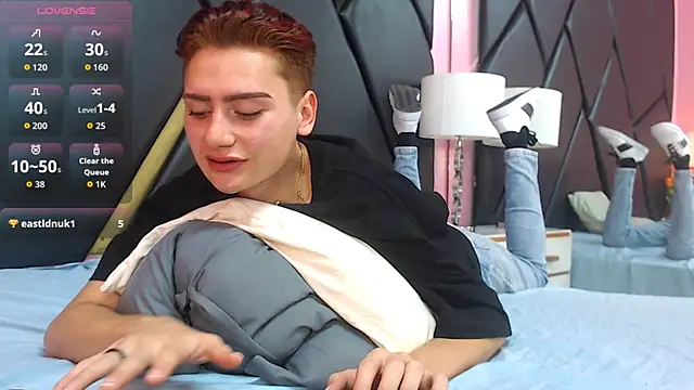 Snapshot of Alex_Millerss chatting on 10/17/25, 08:44 Alex Millerss online show from 10/17/25, 08:44