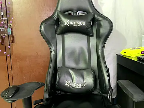 Snapshot of BigTitsGirl04 chatting on 02/12/26, 10:27 BigTitsGirl04 online show from 02/12/26, 10:27