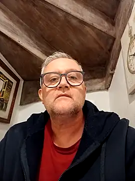 Snapshot of macdut67 chatting on 10/10/25, 04:17 macdut67 online show from 10/10/25, 04:17