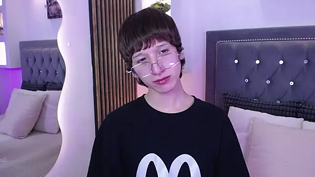 Snapshot of Emo_Boy_ chatting on 05/18/26, 04:40 Emo Boy online show from 05/18/26, 04:40
