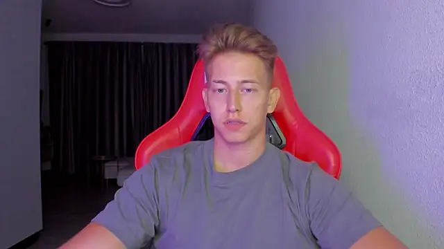 Snapshot of find0m_master chatting on 11/27/25, 09:39 find0m master online show from 11/27/25, 09:39