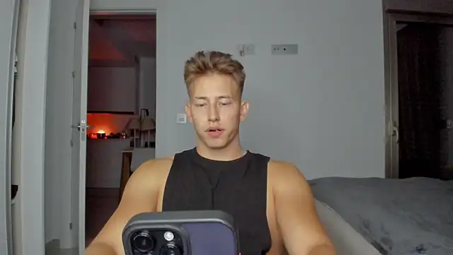 Snapshot of find0m_master chatting on 12/16/25, 10:15 find0m master online show from 12/16/25, 10:15