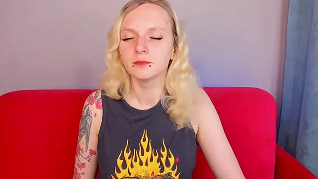 Snapshot of LikiLips chatting on 10/09/25, 01:25 LikiLips online show from 10/09/25, 01:25