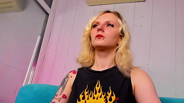 Snapshot of LikiLips chatting on 10/10/25, 01:37 LikiLips online show from 10/10/25, 01:37