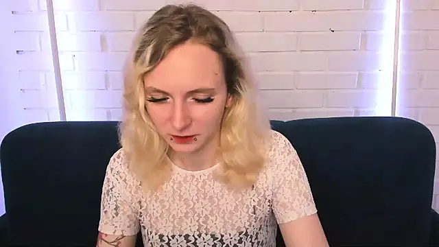 Snapshot of LikiLips chatting on 10/14/25, 01:39 LikiLips online show from 10/14/25, 01:39