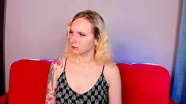 Snapshot of LikiLips chatting on 10/15/25, 01:50 LikiLips online show from 10/15/25, 01:50