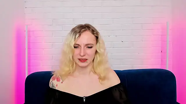 Snapshot of LikiLips chatting on 11/02/25, 08:28 LikiLips online show from 11/02/25, 08:28