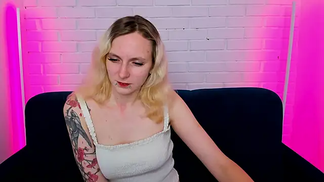 Snapshot of LikiLips chatting on 11/07/25, 01:16 LikiLips online show from 11/07/25, 01:16