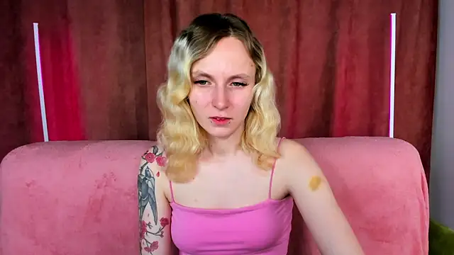 Snapshot of LikiLips chatting on 11/25/25, 01:05 LikiLips online show from 11/25/25, 01:05