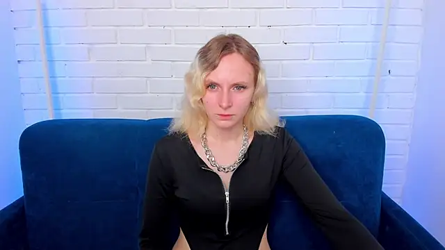 Snapshot of LikiLips chatting on 11/27/25, 12:56 LikiLips online show from 11/27/25, 12:56