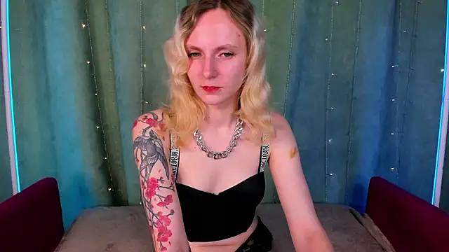 Snapshot of LikiLips chatting on 11/28/25, 01:30 LikiLips online show from 11/28/25, 01:30