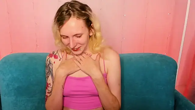 Snapshot of LikiLips chatting on 12/16/25, 01:10 LikiLips online show from 12/16/25, 01:10