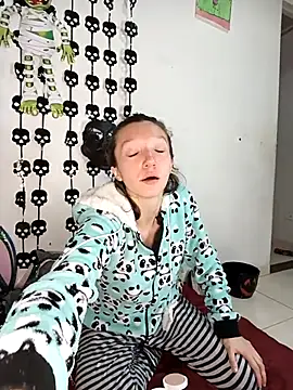 Lucy colee online show from 10/28/25, 04:31