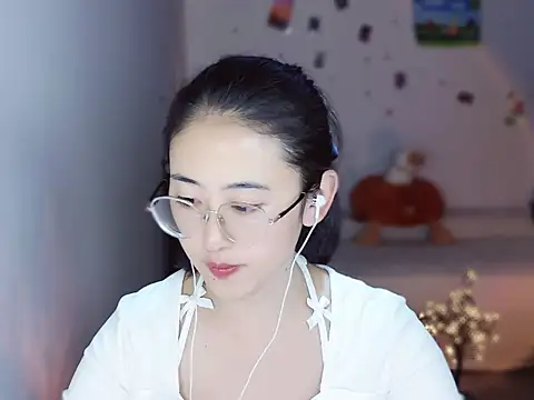 Snapshot of Queena_ chatting on 12/15/25, 07:45 Queena online show from 12/15/25, 07:45