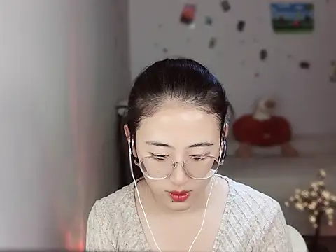 Snapshot of Queena_ chatting on 12/16/25, 06:51 Queena online show from 12/16/25, 06:51