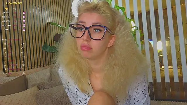 Snapshot of Violetttttta chatting on 10/11/25, 08:29 Violetttttta online show from 10/11/25, 08:29