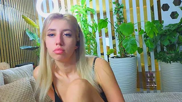 Snapshot of Violetttttta chatting on 10/16/25, 02:45 Violetttttta online show from 10/16/25, 02:45