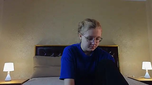 AlinaAldrete online show from 10/17/25, 04:26