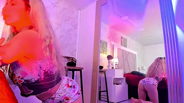 Snapshot of Sophie_teller chatting on 10/13/25, 04:12 Sophie teller online show from 10/13/25, 04:12