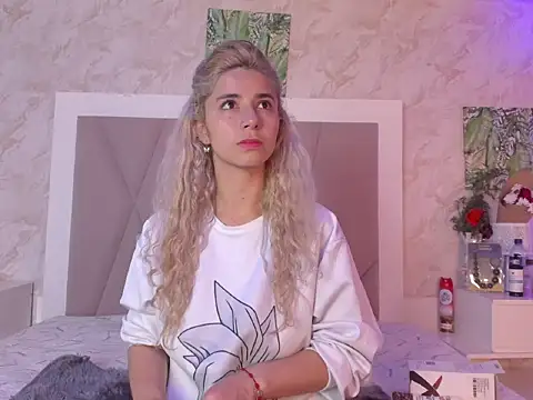 Snapshot of Sophie_teller chatting on 12/15/25, 03:22 Sophie teller online show from 12/15/25, 03:22