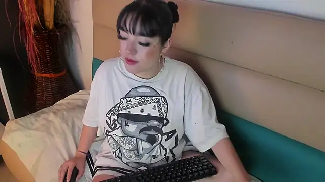 bubble  angel   online show from 12/04/25, 11:41