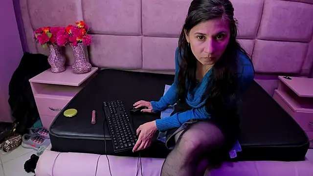 Snapshot of Kylie_Bloom chatting on 11/18/25, 08:57 Kylie Bloom online show from 11/18/25, 08:57