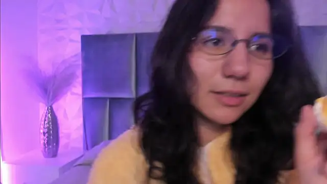 HollyPeach online show from 04/09/26, 07:30