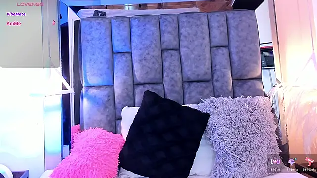 Snapshot of SofiRuiz_ chatting on 12/14/25, 03:45 SofiRuiz online show from 12/14/25, 03:45