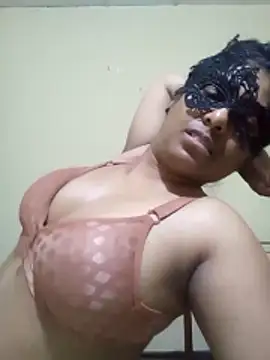 Expose Queen online show from 02/24/26, 05:22