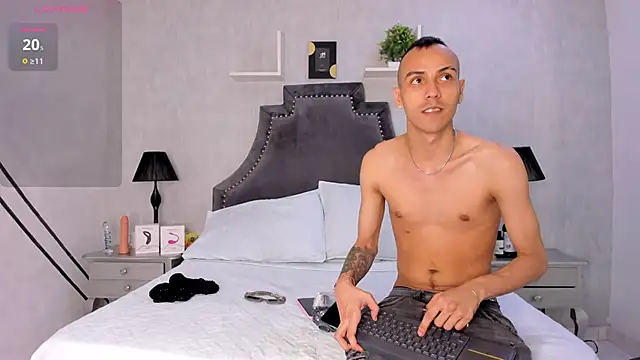 DerryAndIzzy online show from 10/31/25, 06:25