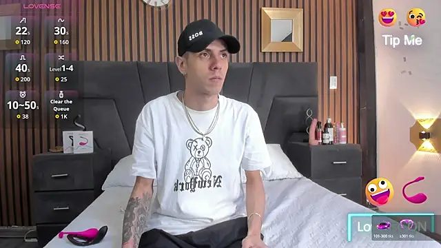 DerryAndIzzy online show from 11/18/25, 04:50