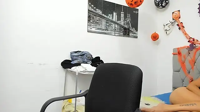 Snapshot of Sofi_And_Santy chatting on 11/08/25, 01:50 Sofi And Santy online show from 11/08/25, 01:50